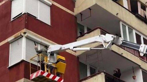 Босанец ја запроси девојката со дигалка на четврти кат и оркестар (ФОТО)