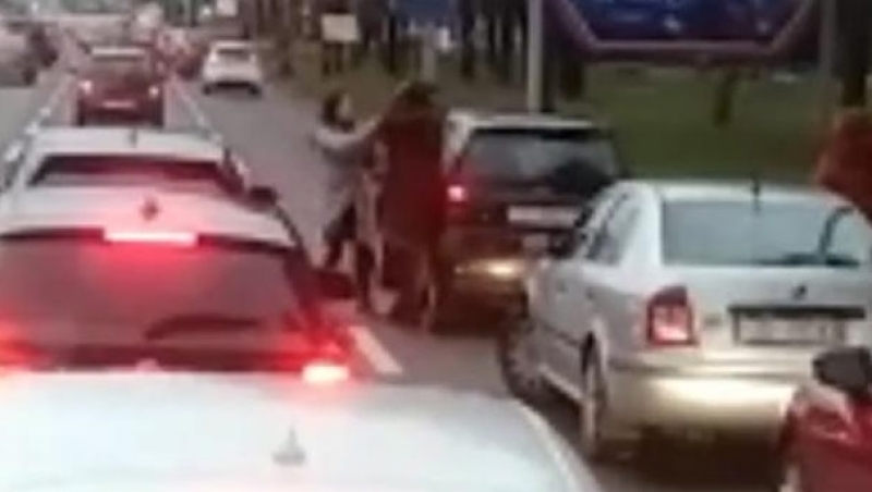Женска тепачка среде Загреб, сообраќајот во прекин (ВИДЕО)