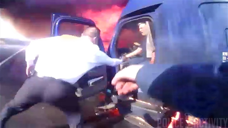 Полицајците на момент пред експлозија го извлекле возачот од запален камион (ВИДЕО)