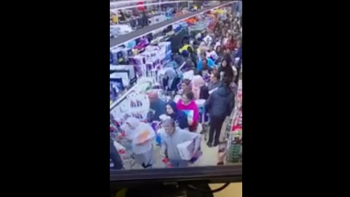 Видео: Масовна побарувачка за тоалетна хартија