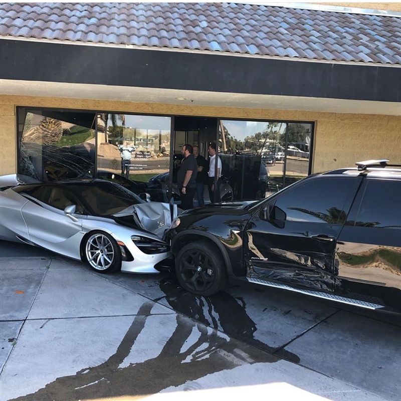 Со BMW уништил нов McLaren пред салон , но штетата е поголема (ФОТО)