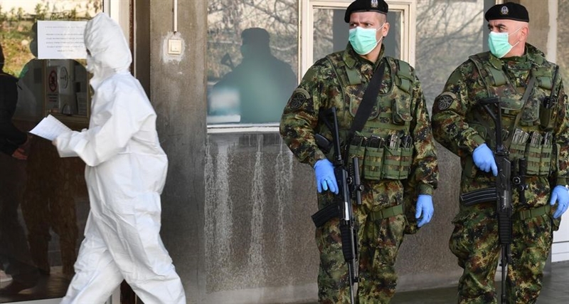 Во Србија на сила е полицискиот час, вооружени војници во болниците (ВИДЕО)