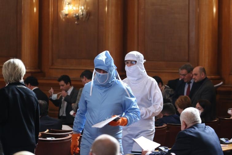 Пратениците Веселин Марешки и Кристина Таскова во бугарскиот  парламентот се појавија со заштитна облекa