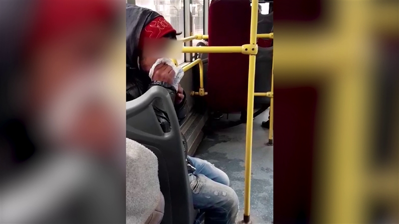 Видео: Маж во автобус на ЈСП дува лепак!!