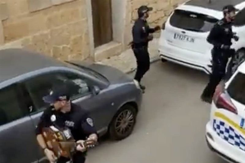 Полицијата со сирени ги преплаши граѓаните , а потоа им направија шоу (ВИДЕО)