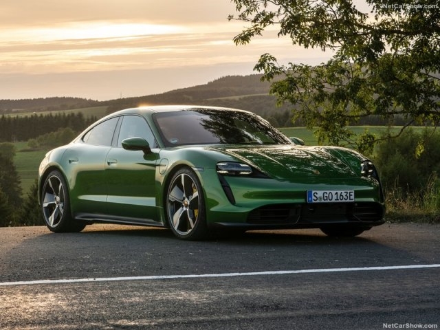 Видео: Порше „Taycan Turbo S“ вози 270 км/ч