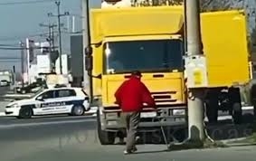 Се појавија снимки од растрчани српски пензионери , бегаат пред полицијата за време на полициски час (ВИДЕО)