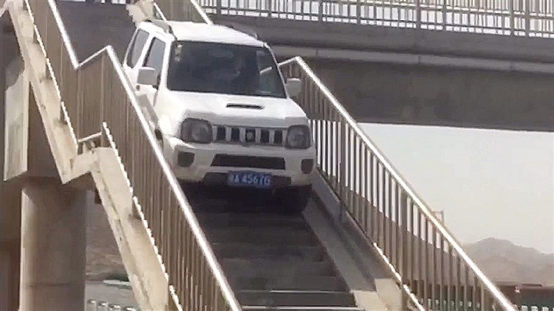 Возач го искористил пешачкиот надвозник за да го премине автопатот (ВИДЕО)