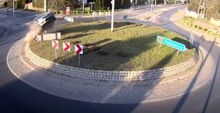 Пијан Полјак го прелета кружниот ток , слета во двор на црква и остана жив (ВИДЕО)