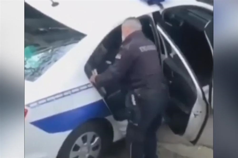 Српски полицаец претепува маж зашто ги прекршил мерките (ВИДЕО)