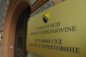 Босанскиот Уставен суд пресече – Постарите од 65 и помладите од 18 години да не седат во карантин, им се кршат човековите права 