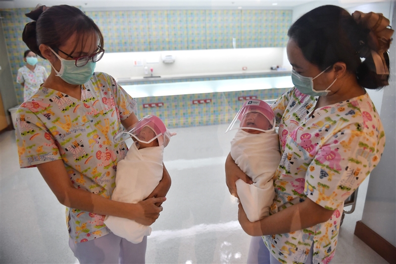 Родителите низ целиот свет на своите бебиња им даваат неверојатни имиња поврзани со пандемијата 