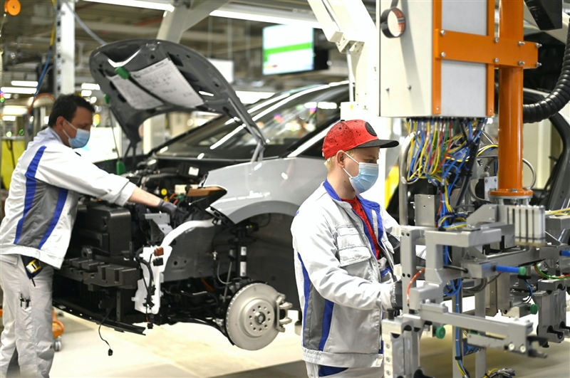 Под силни заштитини мерки продолжи производството во погоните на Volkswagen (ВИДЕО)