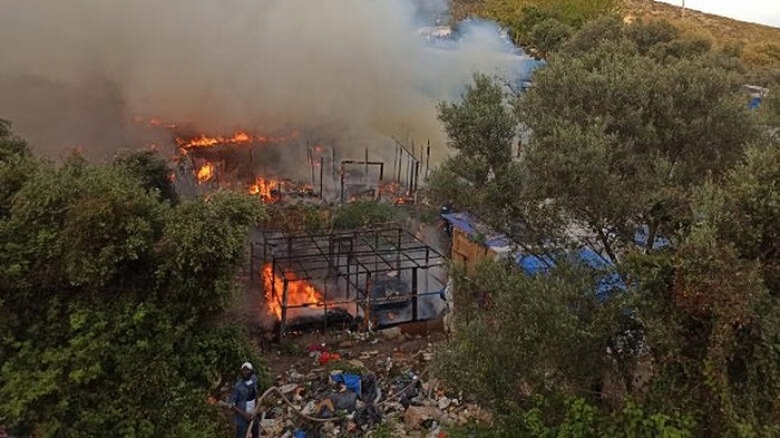 Видео: Пожар во мигрантски камп во Грција