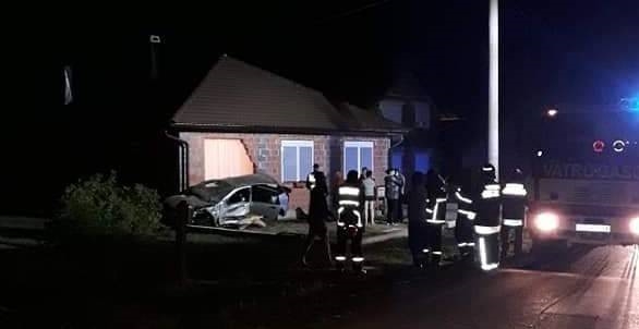 По корона-забава , момче со автомобил влетало во  куќа , каде што спиеле мајка со дете 