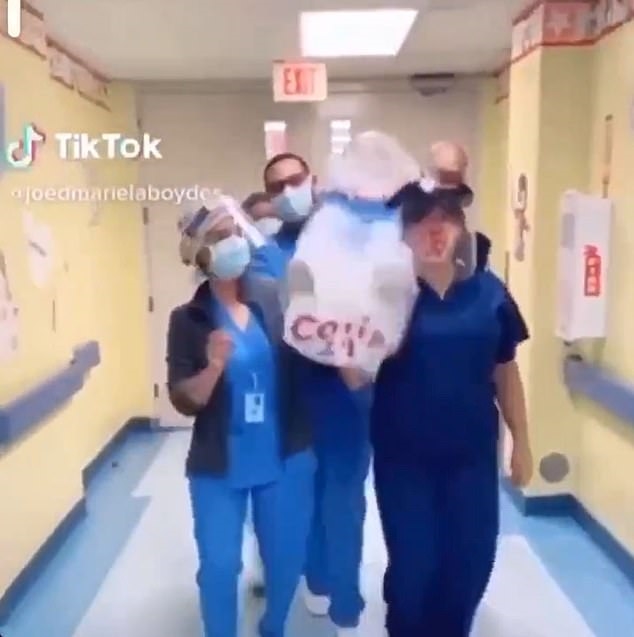 Бизарна снимка од медицински лица кои танцуваат со лажен труп, предизвика илјадници реакции во целиот свет (ВИДЕО)