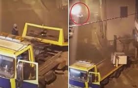 Крадци во Италија се обиделе да украдат банкомат со камион , но ги снимиле од прозорец (ВИДЕО)