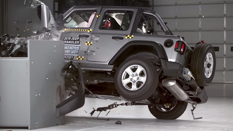 Заврши на покривот : Креш тест на новиот Jeep (ВИДЕО)