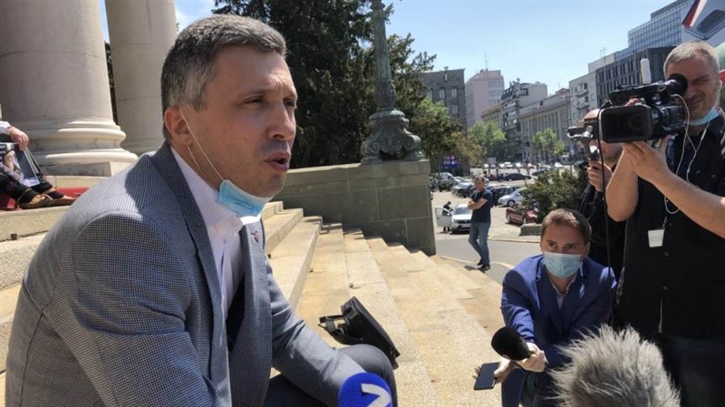 Лидерот на движењето Двери почна штрајк со глад пред српското собрание