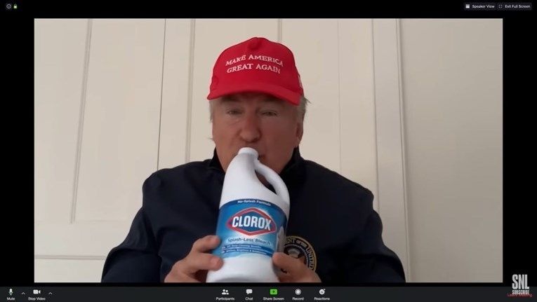 Болдвин го имитира Трамп и пие варекина (ВИДЕО)
