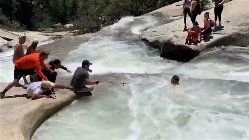 Случајни минувачи спасија планинар , заробен во воден вртлог(ВИДЕО)