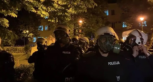 Приведени српски свештеници, собрани на протест во Црна Гора (ВИДЕО)