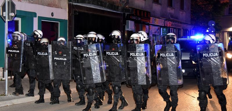 Верниците во Никшиќ на протест повредиja 22 полицајци