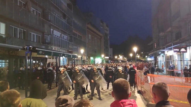 Тензично во Црна Гора по приведувањето на српски владика и осуммина свештеници 