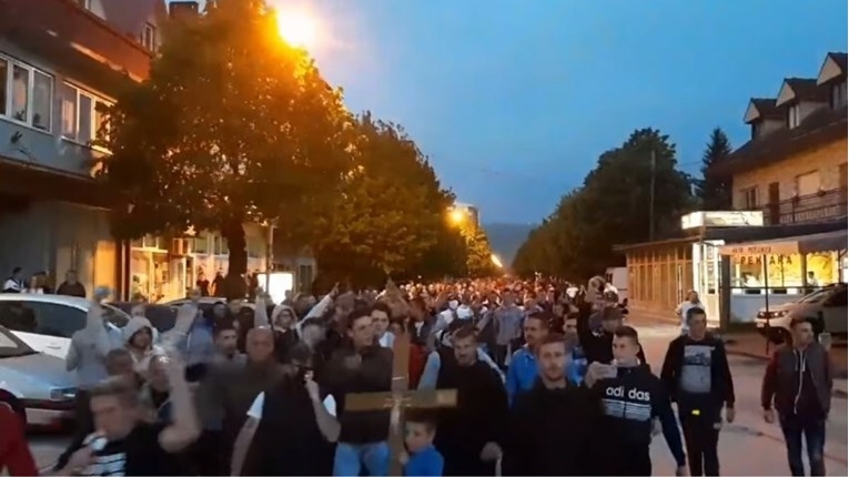 Нови масовни протести во Црна Гора поради апсењето на српскиот владика, се протестираше и во Белград (ВИДЕО)