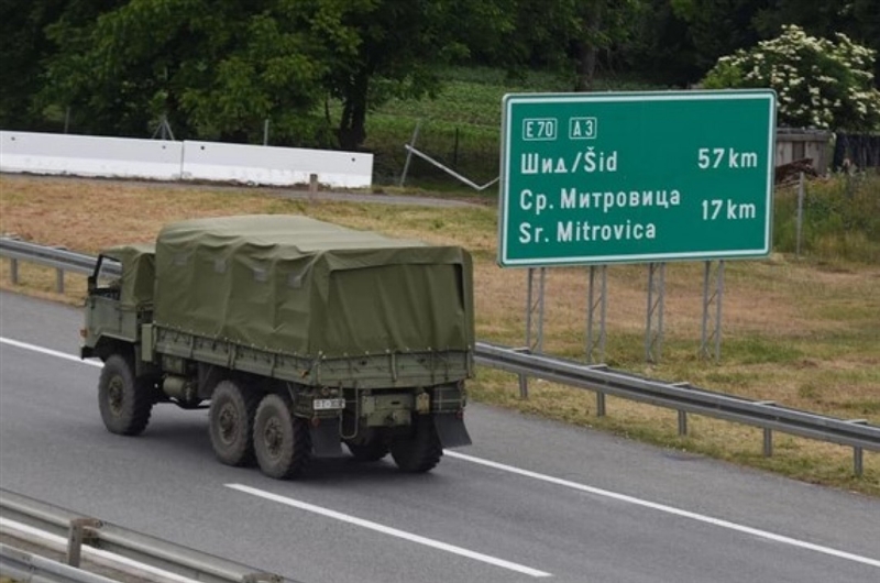 Српската војска пристигна пред мигрантските центри во Шид