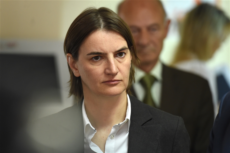 Брнабиќ ги повика Србите да не одат на летен одмор во Црна Гора 