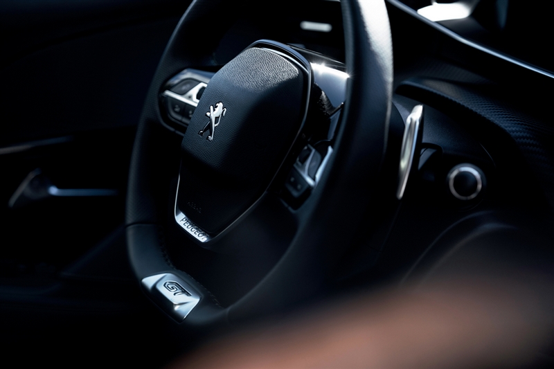 PEUGEOT управувач: од едноставна „рачка“ до мултифункционален управувач