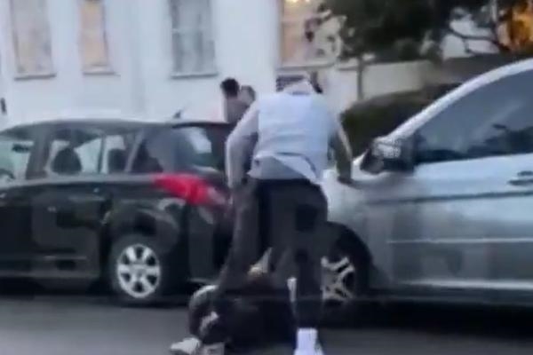 Видео: НБА шампион крвнички претепа демонстрант белец!!