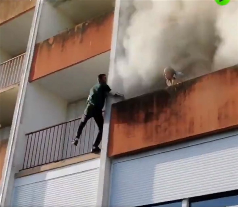 Видео: Старец спасен од пожар во Париз на неверојатен начин