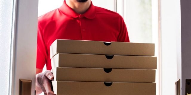 Десет години му доставуваат пици пред врата , иако не ги нарачал 