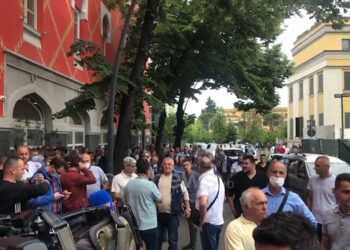 Силен земјотрес во Албанија, жителите на Тирана и Драч во паника (ВИДЕО)
