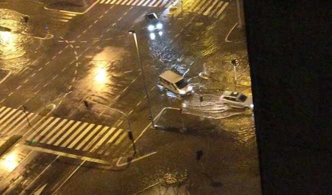 Видео- фото: Силно невреме синоќа го погоди  Белград, дождот улиците ги претвори во реки
