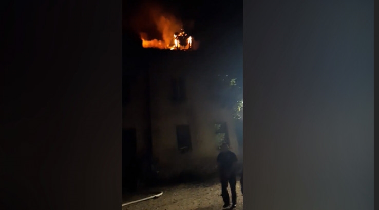 Драма во Сараево, за да го спаси од пожар таткото морал да го фрли бебето од покрив