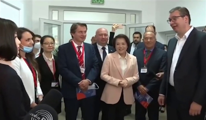 Роботот Ема до Вучиќ: Во Србија сум затоа што ја сакам Србија