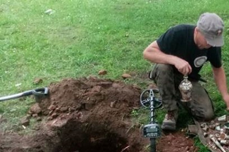 Прекопувале урнатини на среднивековен замок , па нашле ковчег со богатство (ФОТО)