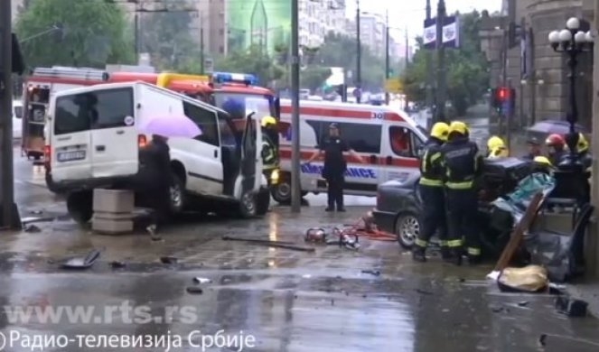 Фото: Стравична сообраќајка во центарот на Белград, најмалку двајца загинати 8 повредени