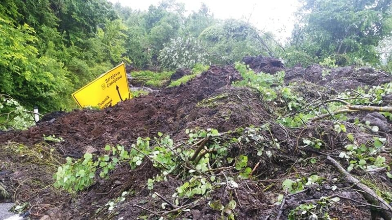 Големи свлечишта во БиХ , поплавени над 100 куќи , сообраќајот во прекин (ВИДЕО)