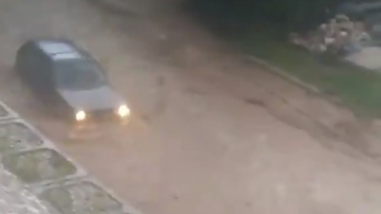 Видео: Голф 2 без никаков проблем вози по поплавена улица