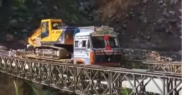 Чудо во Индија: Сите преживеаја страшно уривање на мост (ВИДЕО)