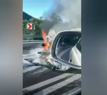 Видео: Тешка сообраќајна несреќа во БиХ, автомобил удрил во мотоцикл па се запалил
