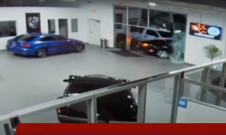 Разбојници од салон во САД се фатени додека крадат луксузни автомобили, меѓу кои и Бентли Континентал (ВИДЕО) 