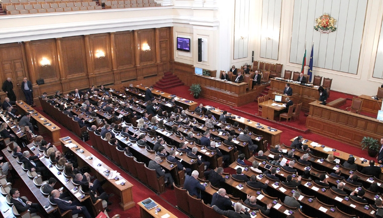 Бугарски парламентарци казнети со по 150 евра поради неносење маска