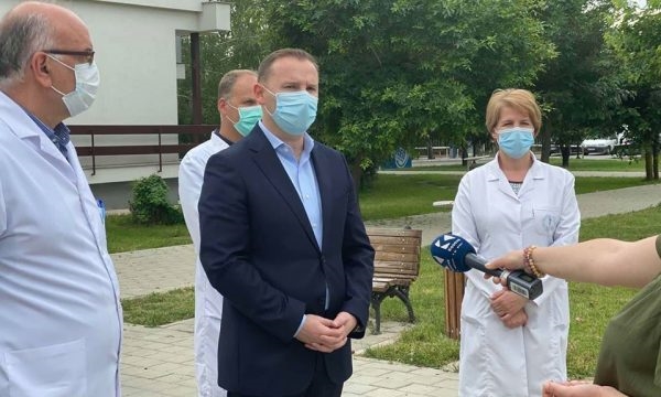Пет пациенти ноќеска починале на клиниката во Приштина, сите делеле еден респиратор?!