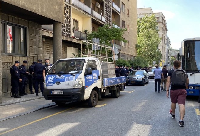 Белград под полициска опсада пред почетокот на новиот протест, најавен за 18 часот (ВИДЕО) 