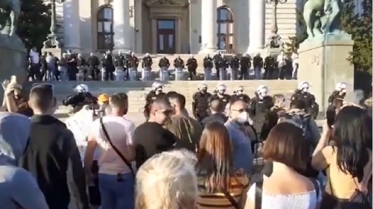 Илјадници пред зградата на Собранието во Белград , судири на протестите во Нови Сад (Во живо)